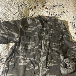 Express camo shirt w/ Front pockets. Can be worn long or rolled up.